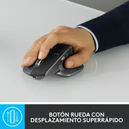 Logitech Rato MX Master 2S Grafite, vista em uso: mão segurando o rato sobre superfície cinza, roda de deslocamento visível
