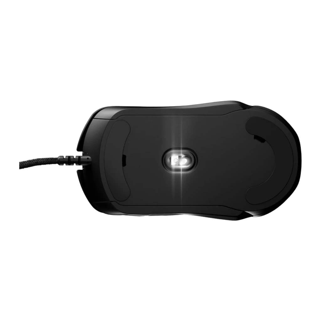 SteelSeries Rival 5 noir, vue dessous latérale: capteur optique central éclairé et câble tressé à gauche