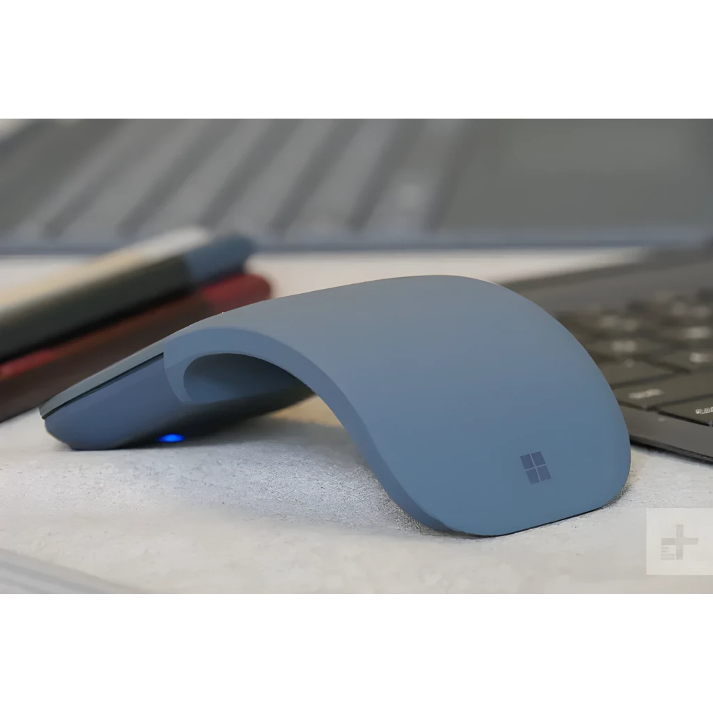 Microsoft Surface Arc Mouse Azul, vista lateral: perfil arqueado com logótipo Microsoft visível sobre fundo escuro - Item2