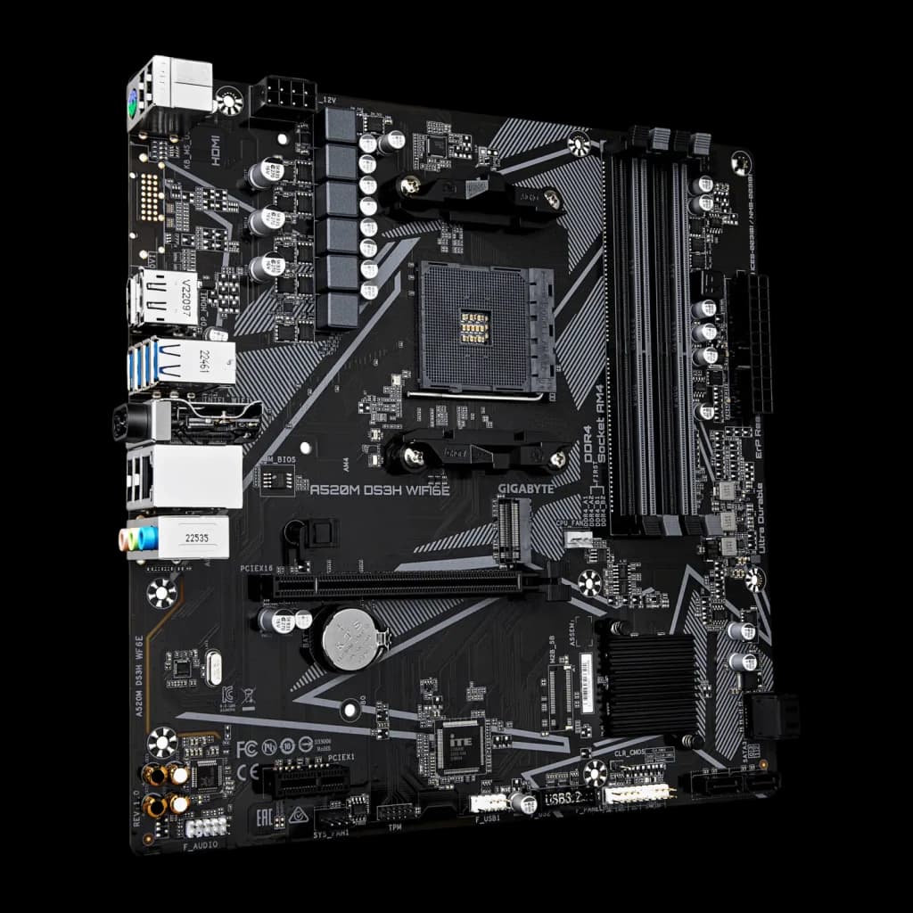 Gigabyte A520M DS3H WIFI6E, vista angular: socket AM4, slots DDR4, PCIe e painel traseiro com portas visíveis