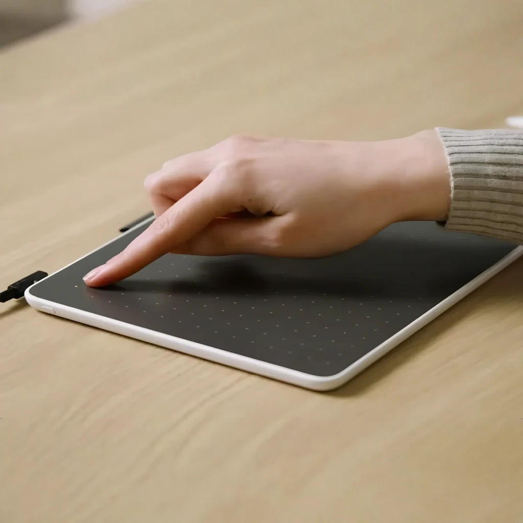 Wacom One pen tablet small preto, vista frontal: superfície ativa com cruzes de referência e caneta incluída à direita - Item5