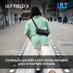 Sony SRS-ULT30 ULT FIELD 3 negro, uso en exterior: persona caminando en calle con bocina colgada al hombro