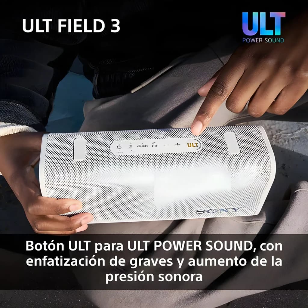 Sony SRS-ULT30 ULT FIELD 3 blanco crudo, uso: manos sosteniendo bocina y presionando botón ULT en panel superior
