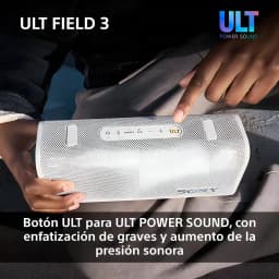 Sony SRS-ULT30 ULT FIELD 3 blanco crudo, uso: manos sosteniendo bocina y presionando botón ULT en panel superior