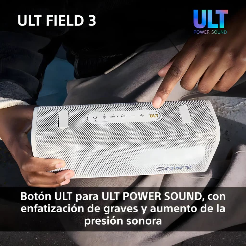 Sony SRS-ULT30 blanco crudo, vista superior: manos presionando botón ULT en panel de controles de bocina portátil