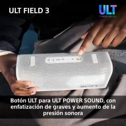 Sony SRS-ULT30 blanco crudo, vista superior: manos presionando botón ULT en panel de controles de bocina portátil