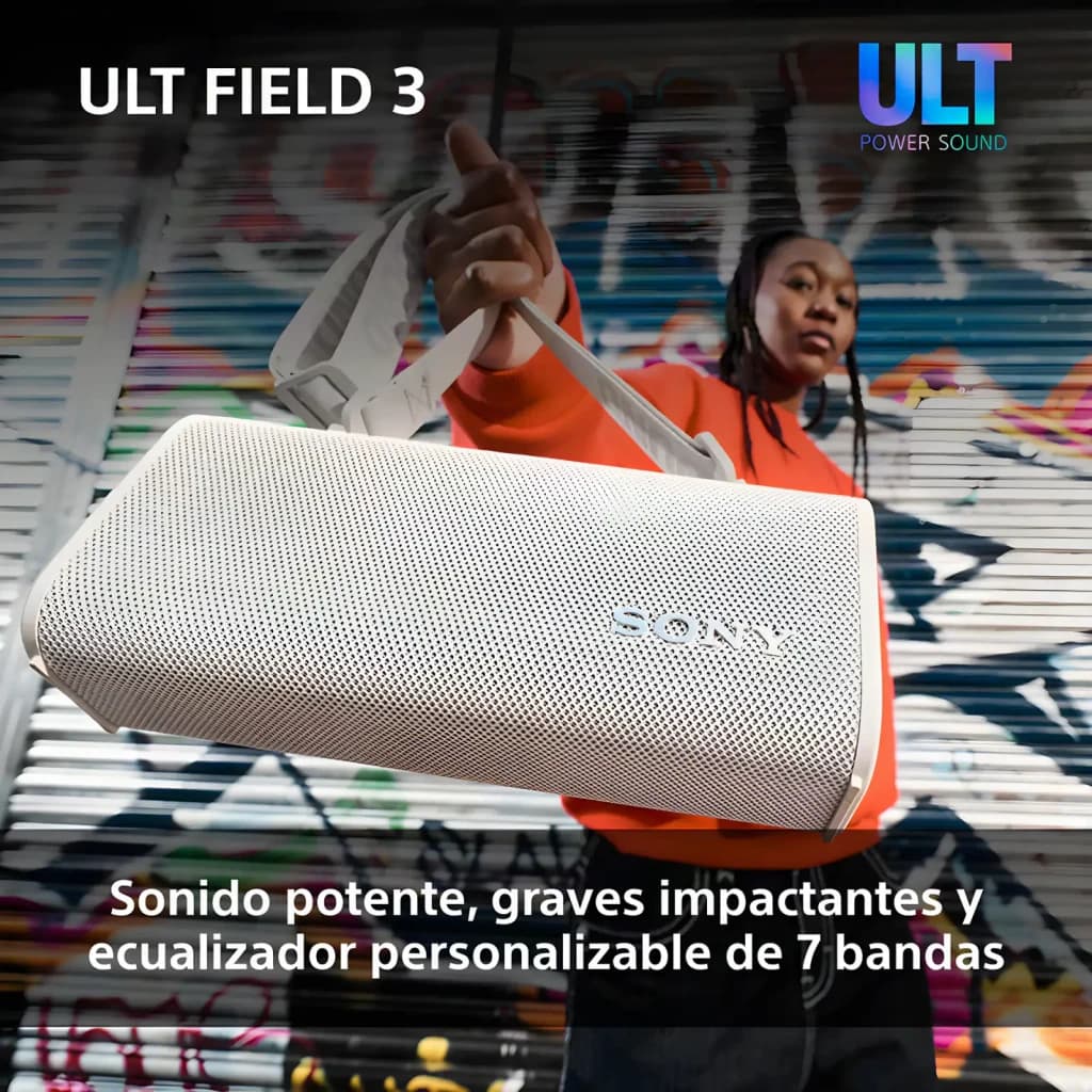 Sony SRS-ULT30 ULT FIELD 3 blanco crudo, lifestyle: persona sostiene la bocina por la correa ante mural urbano