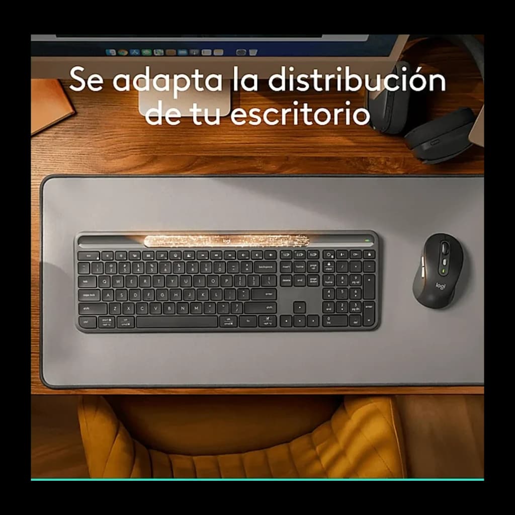 Logitech Signature Slim Solar K980 Grafito, vista cenital: teclado sobre alfombrilla gris en escritorio de madera con ratón