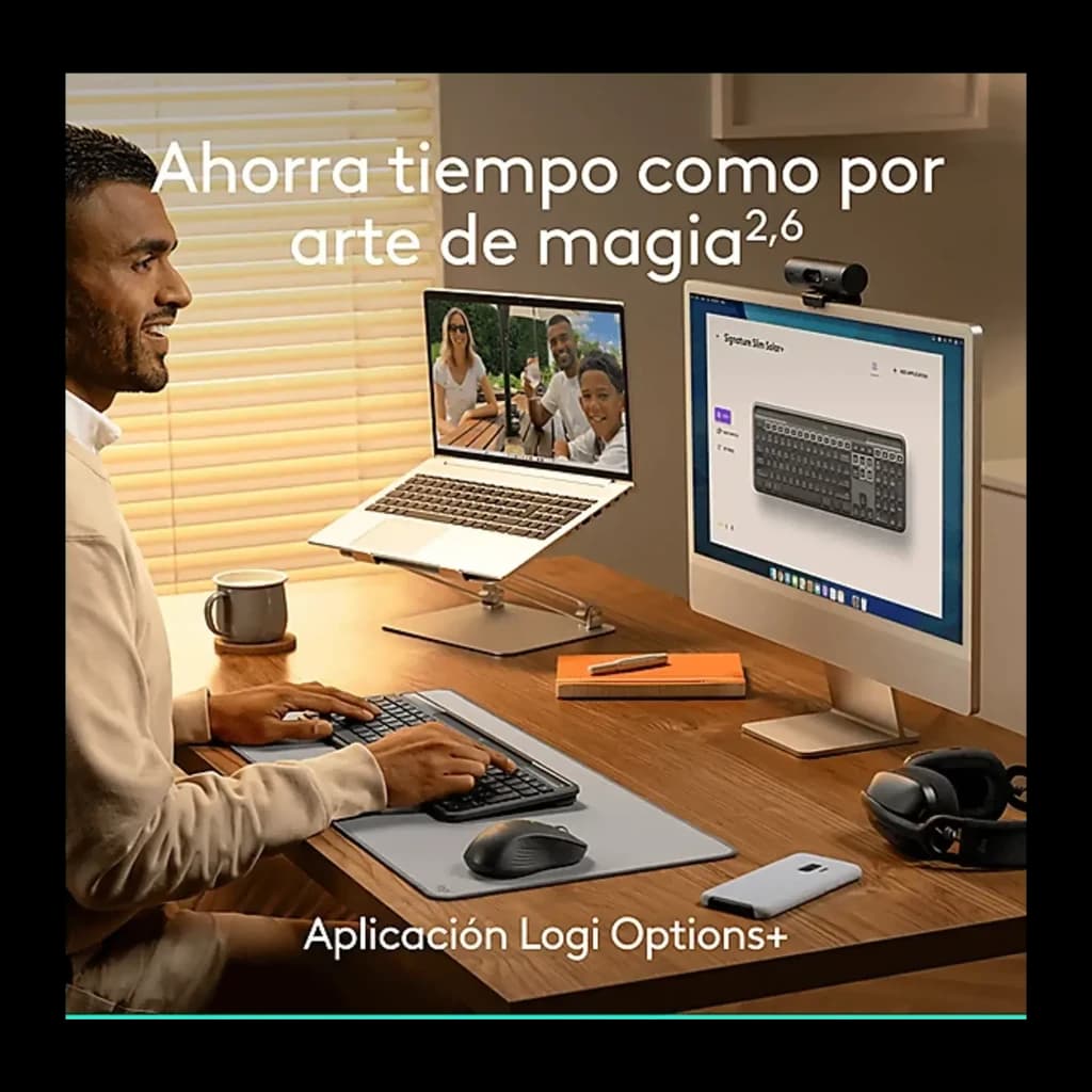 Logitech Teclado Signature Slim Solar K980 Grafito, escena: persona usándolo en escritorio con monitor y portátil, app Logi