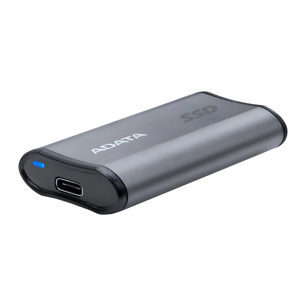 ADATA SE880 500GB gris, vista en perspectiva: puerto USB-C y LED azul visibles en extremo frontal
