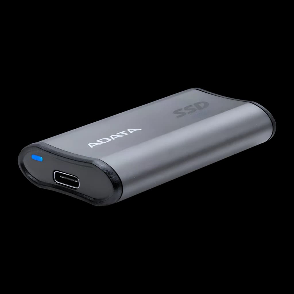 ADATA SE880 500GB gris, vista en perspectiva: puerto USB-C y LED azul visibles en extremo frontal