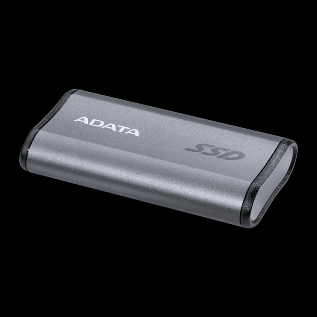 ADATA SE880 500GB gris, vista superior en ángulo: cuerpo compacto con puerto USB-C visible en el extremo