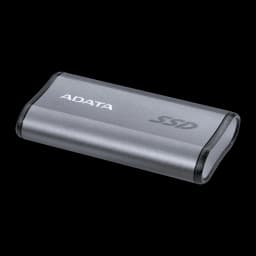 ADATA SE880 500GB gris, vista superior en ángulo: cuerpo compacto con puerto USB-C visible en el extremo