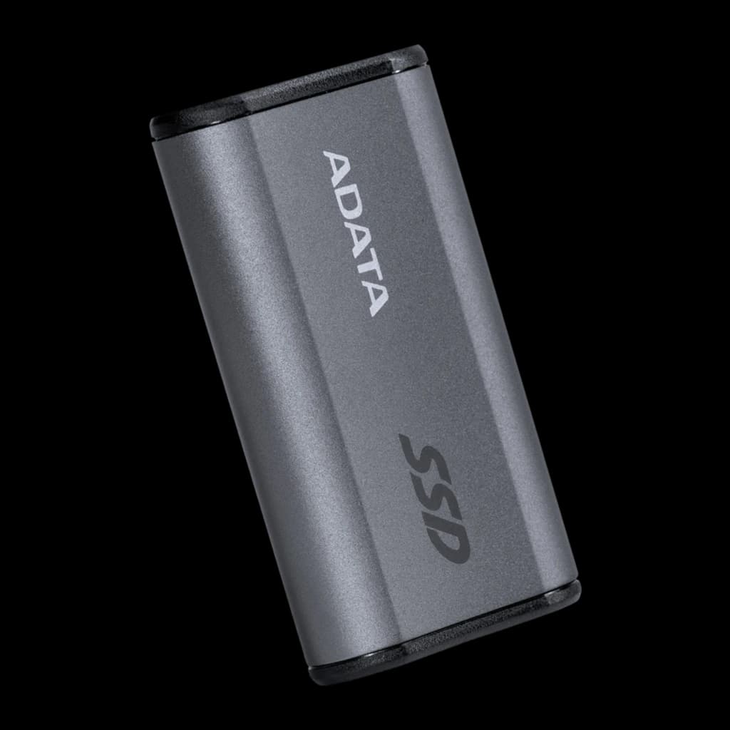 ADATA SE880 500GB gris, vista frontal en ángulo: carcasa metálica con logo ADATA y texto SSD grabado