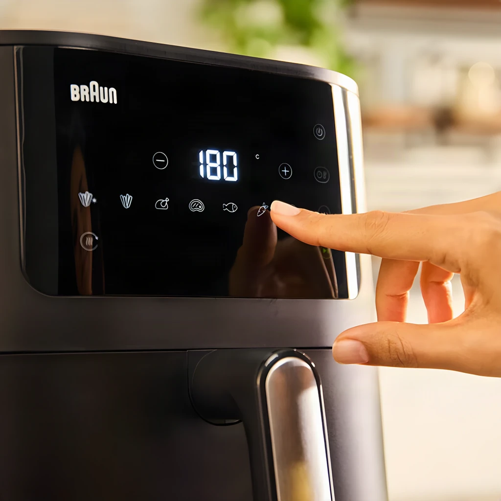 Braun Freidora de aire HF5030 6L 1700W negro, vista frontal: panel táctil digital con temperatura 220°C y asa plateada - Ítem4