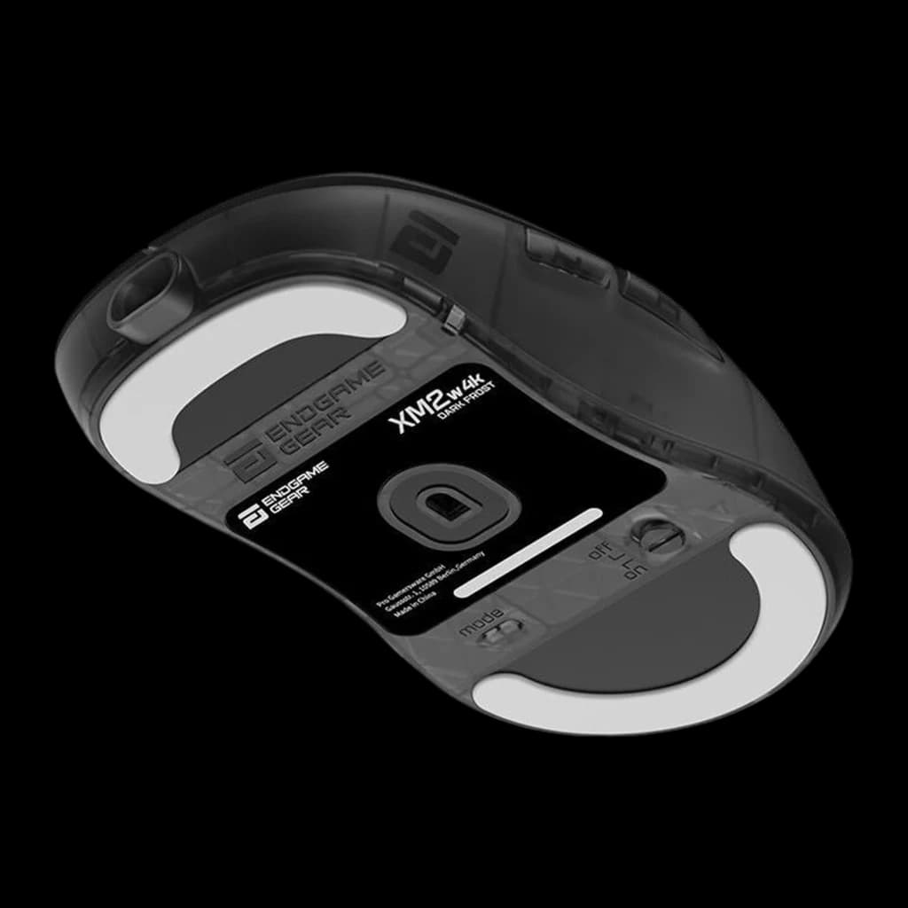 Endgame Gear XM2w 4K Wireless Dark Frost, vista inferior em ângulo: carcaça translúcida, sensor óptico e interruptor on/off