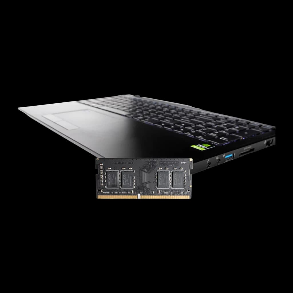 PNY Performance 16GB DDR4 SO-DIMM negro, vista de uso: módulo frente a portátil gaming mostrando compatibilidad
