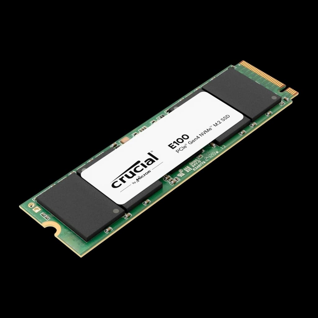 Crucial E100 480GB M.2 NVMe, vista en perspectiva: ángulo diagonal muestra grosor del PCB y chips negros
