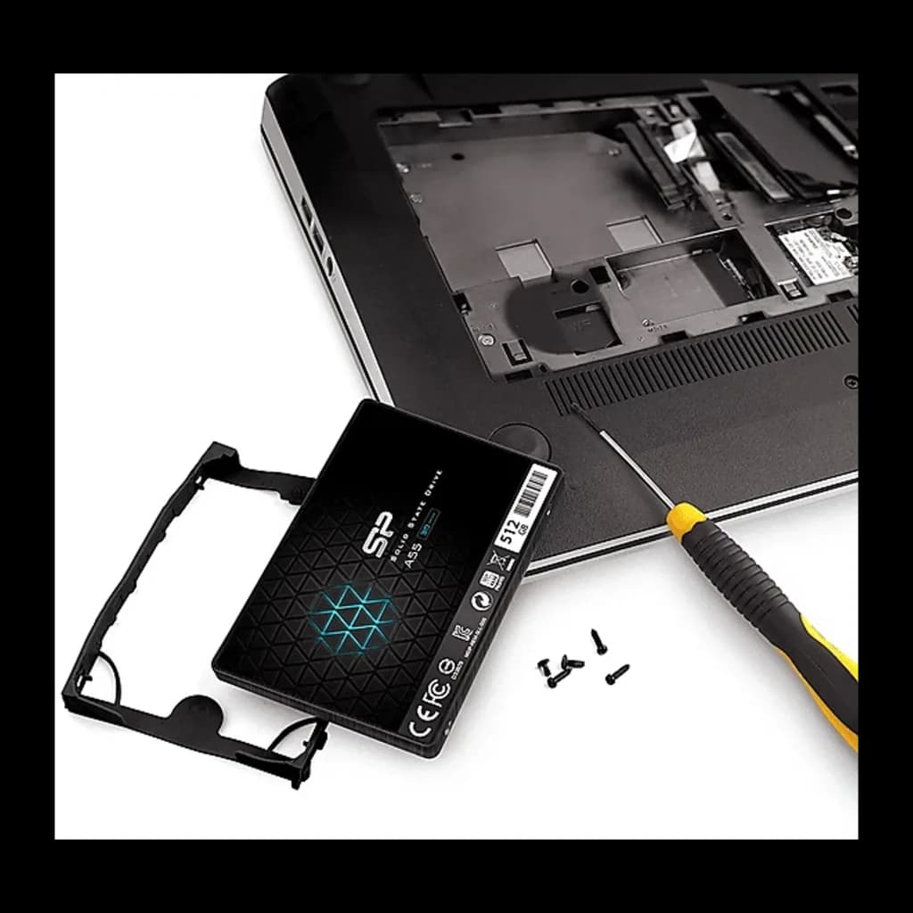 Silicon Power SSD Ace A55 512GB preto, instalação: SSD em suporte junto a laptop aberto, chave de fenda e parafusos