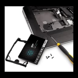 Silicon Power SSD Ace A55 512GB preto, instalação: SSD em suporte junto a laptop aberto, chave de fenda e parafusos