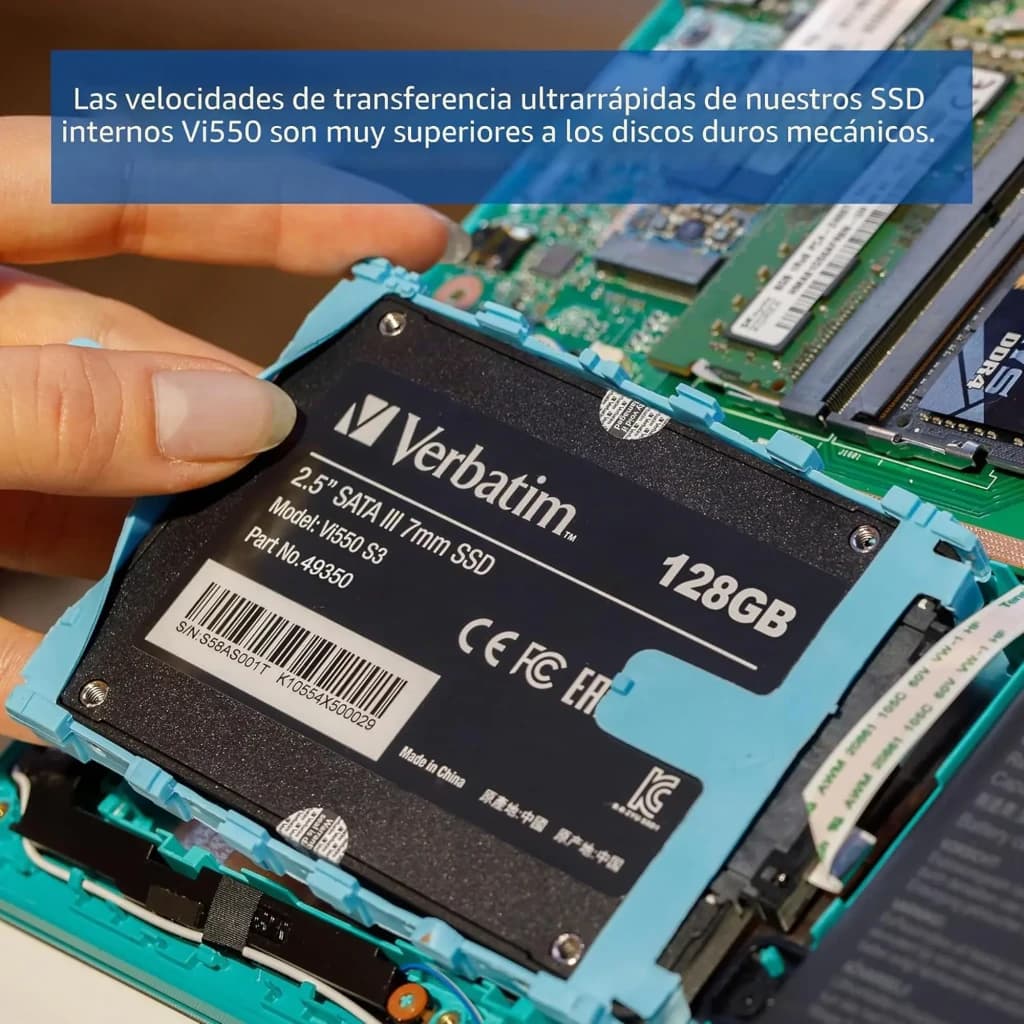 Verbatim SSD Vi550 S3 2.5" 512GB, instalação: mão inserindo unidade preta em baía de notebook aberto