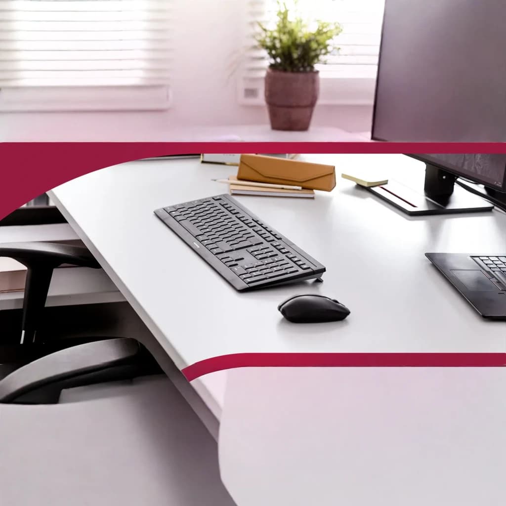 CHERRY Stream Desktop negro, vista en escritorio: teclado y ratón inalámbricos negros sobre mesa de oficina con monitor