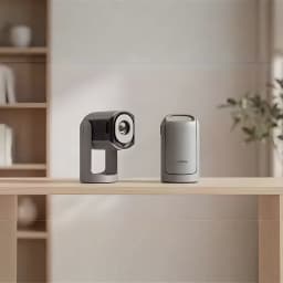 Philips NeoPix 156 Projector Gris, vue avant et arrière: projecteur avec objectif visible à côté de son boîtier sur table