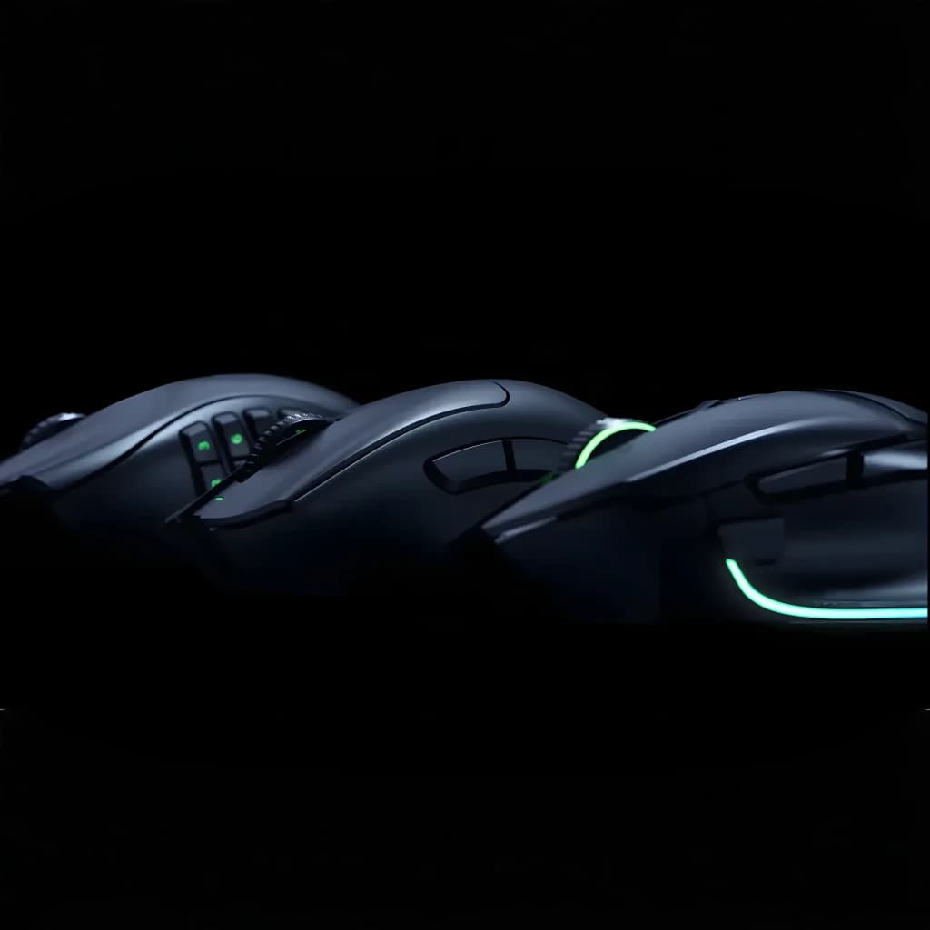 Razer Naga V2 Hyperspeed noir, vue latérale triple: trois angles de la souris avec éclairage RGB vert sur fond sombre