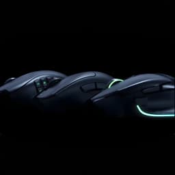 Razer Naga V2 Hyperspeed noir, vue latérale triple: trois angles de la souris avec éclairage RGB vert sur fond sombre
