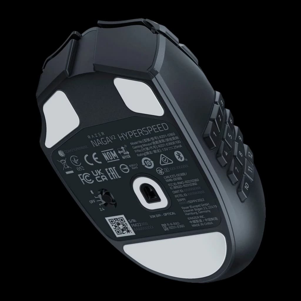 Razer Naga V2 Hyperspeed noir, vue du dessous: capteur optique 30K DPI, patins blancs et étiquette technique
