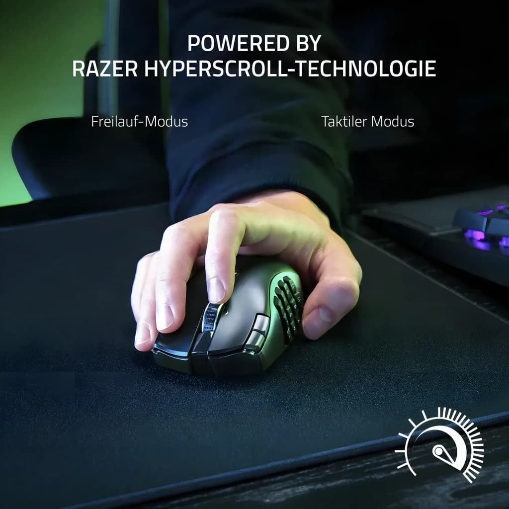 Razer Naga V2 Hyperspeed noir, utilisation en main: main droite sur souris sur tapis, molette HyperScroll visible