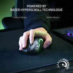 Razer Naga V2 Hyperspeed noir, utilisation en main: main droite sur souris sur tapis, molette HyperScroll visible