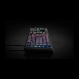 Corsair Clavier K55 Core noir, vue latérale en angle bas: rétroéclairage RGB mis en valeur dans un environnement sombre