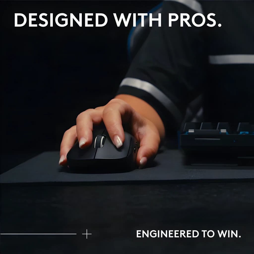 Logitech Rato Pro X Superlight 2 SE preto, uso: mão segurando o rato em mousepad escuro ao lado de teclado gaming