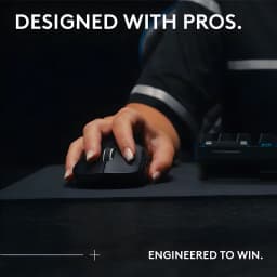 Logitech Rato Pro X Superlight 2 SE preto, uso: mão segurando o rato em mousepad escuro ao lado de teclado gaming