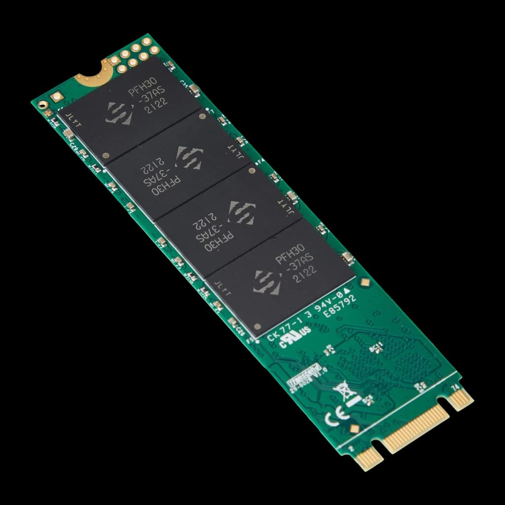 Transcend MTS820 240GB M.2 SSD, vista frontal em ângulo: PCB verde com 4 chips NAND e conector dourado