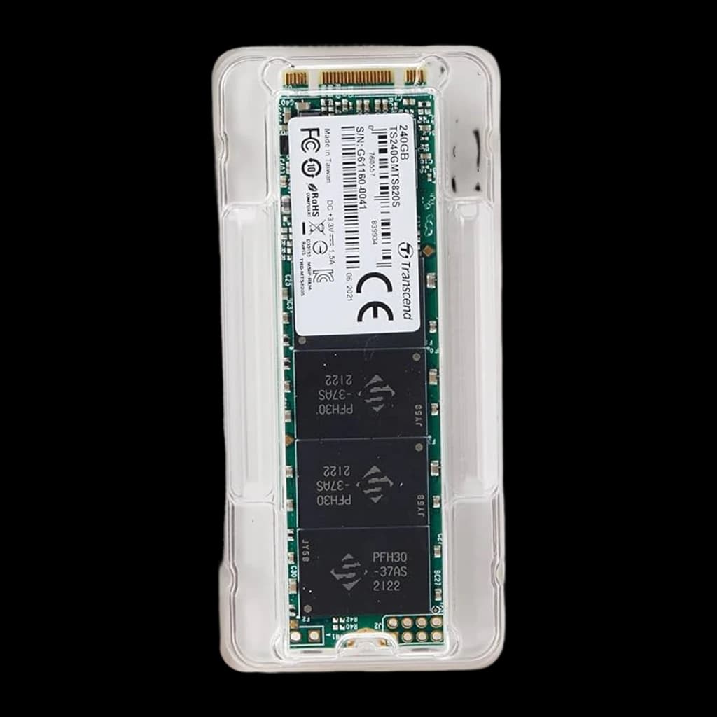 Transcend MTS820 240GB M.2 SSD, vista traseira na embalagem: etiqueta Transcend visível e 3 chips NAND em bandeja plástica