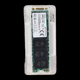 Transcend MTS820 240GB M.2 SSD, vista traseira na embalagem: etiqueta Transcend visível e 3 chips NAND em bandeja plástica