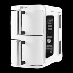 Ninja Double Stack XL SL400EUWH blanco, vista en ángulo: dos cajones cerrados con asas plateadas y panel de control lateral