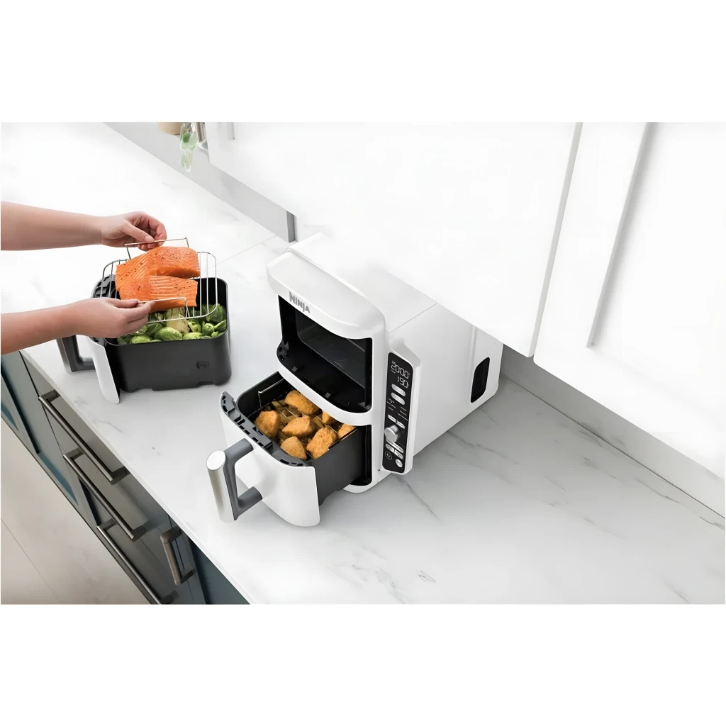 Ninja Double Stack XL SL400EUWH blanco, vista en ángulo: dos cajones cerrados con asas plateadas y panel de control lateral - Ítem5