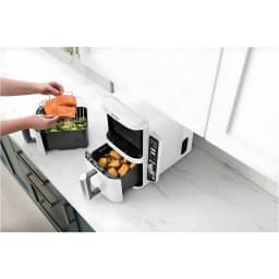 Ninja Double Stack XL SL400EUWH blanco, uso en cocina: cajón inferior abierto con nuggets, bandeja extraída con salmón