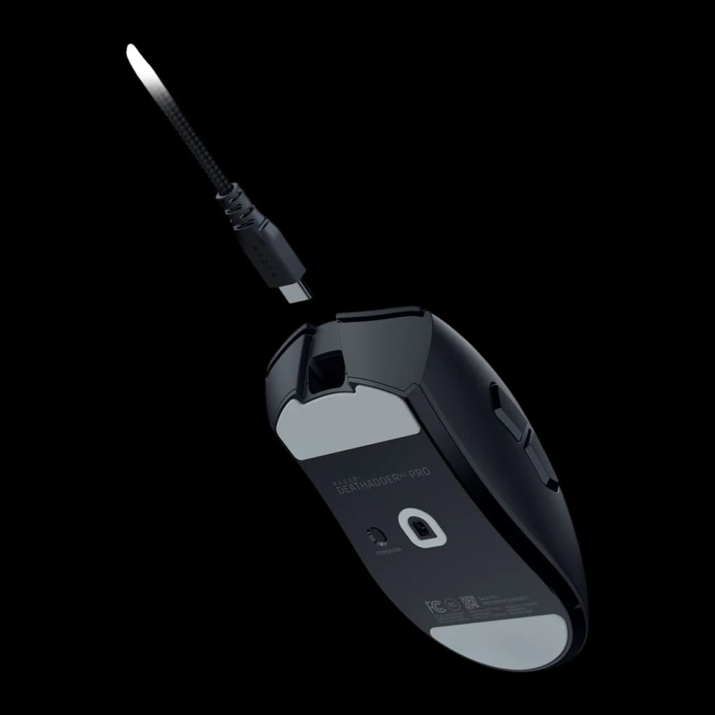 Razer DeathAdder V4 Pro negro, vista inferior en ángulo: sensor óptico, pies deslizantes y cable USB-C desconectado