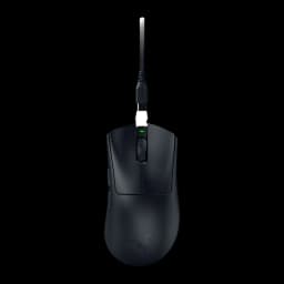 Razer DeathAdder V4 Pro negro, vista superior con cable USB-C trenzado conectado y adaptador blanco visible