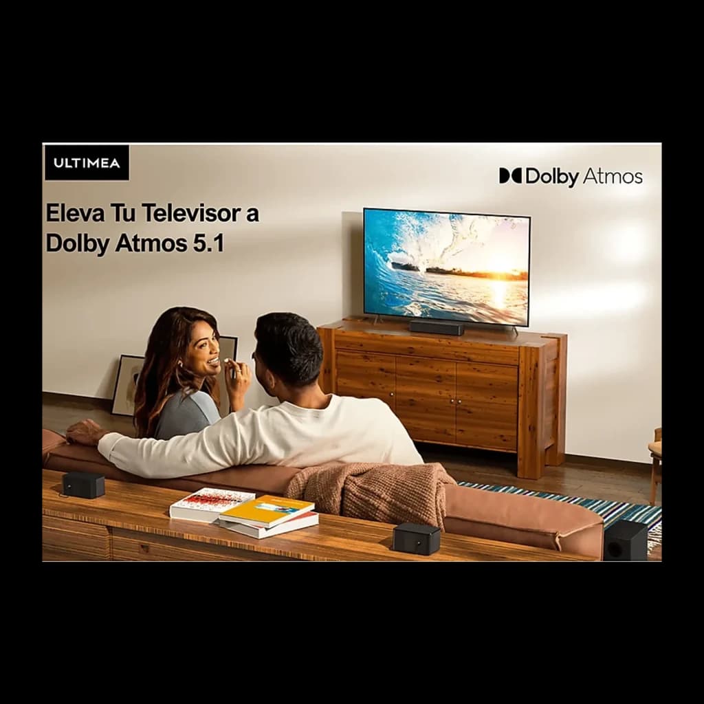 Ultimea Poseidon D60 Soundbar, escena salón: pareja viendo TV con barra de sonido, satélites y subwoofer Dolby Atmos 5.1