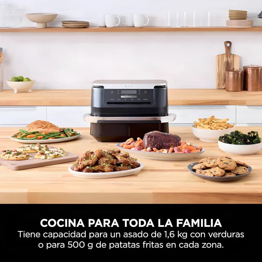 Ninja AF550EU freidora aire 6.6L negro plata, escena cocina: freidora rodeada de platos con carnes, verduras, patatas