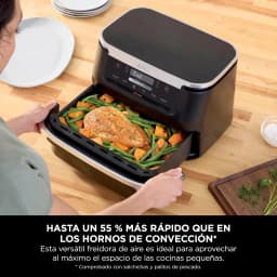 Ninja AF550EU freidora aire 6.6L negra, uso: cajón abierto con pollo y verduras asadas en cocina