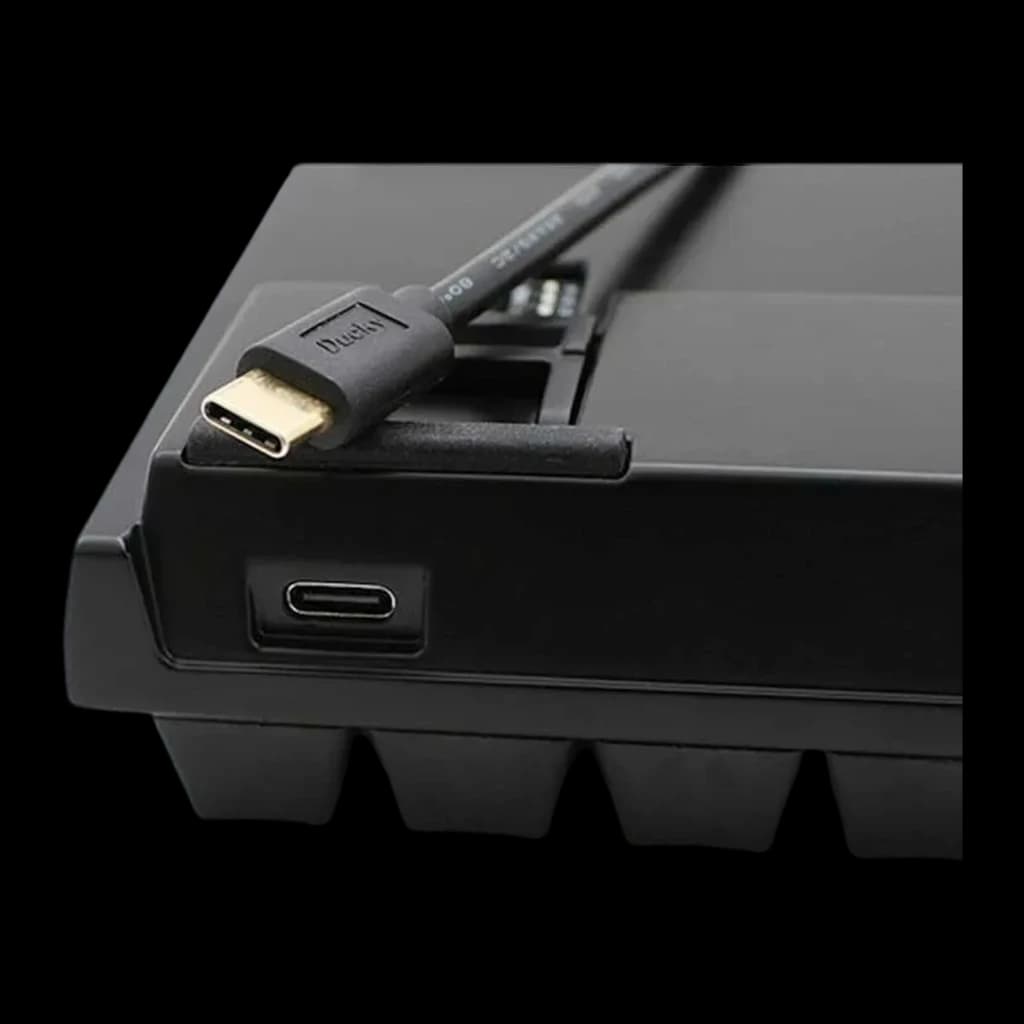 Ducky Mecha Pro SF RGB MX Brown noir, détail latéral: port USB-C et câble Ducky USB-C branché dans le coin supérieur
