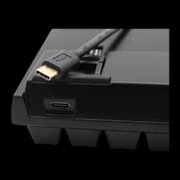 Ducky Mecha Pro SF RGB MX Brown noir, détail latéral: port USB-C et câble Ducky USB-C branché dans le coin supérieur
