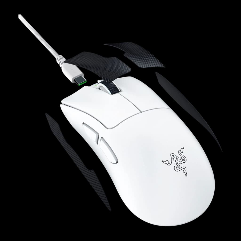 Razer DeathAdder V4 Pro branco, kit completo: rato em perspetiva com cabo USB-C e grip tapes pretos incluídos