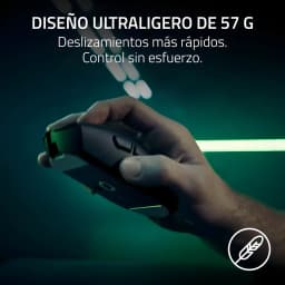 Razer DeathAdder V4 Pro Branco, lifestyle: mão segurando o mouse ergonômico com luz verde, design ultraleve 57 g